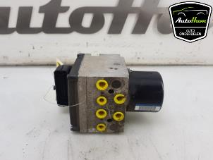 ABS-pump från en Volkswagen Passat Variant (3C5) 2.0 Blue TDI 16V 2010