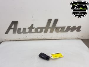 Used Steering wheel mounted radio control Renault Clio IV Estate/Grandtour (7R) 1.5 Energy dCi 110 FAP Price € 20,00 Margin scheme offered by AutoHam