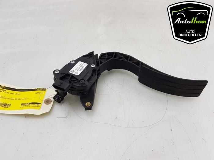 Accelerator pedal from a Renault Clio IV Estate/Grandtour (7R) 1.5 Energy dCi 110 FAP 2018