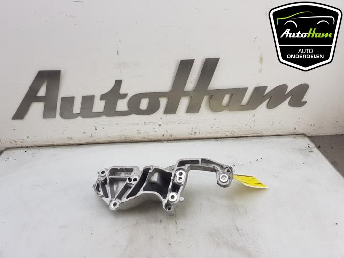 Usagé Support dynamo haut Opel Corsa F (UB/UH/UP) 1.2 12V 100 Prix € 25,00 Règlement à la marge proposé par AutoHam