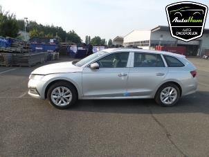Used Roof rail kit Skoda Octavia Combi (NXAC) 1.0 TSI 12V Price on request offered by AutoHam