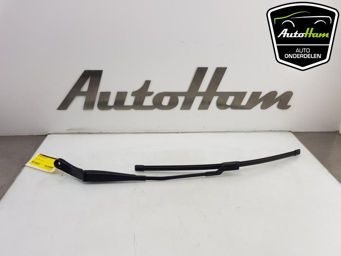 Front wiper arm from a Opel Astra K Sports Tourer 1.0 Turbo 12V 2017