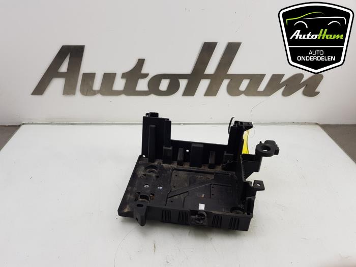 Begagnade Batterilåda Opel Karl 1.0 12V Pris € 15,00 Marginaltabell erbjuds av AutoHam