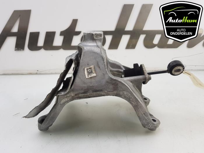 Engine mount from a Audi A4 Avant (B9) 2.0 40 T MHEV 16V 2018