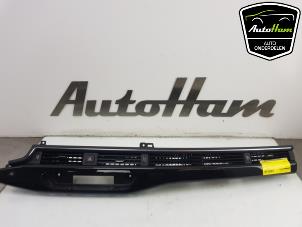 Usados Pieza de salpicadero Audi A4 Avant (B9) 2.0 40 T MHEV 16V Precio € 75,00 Norma de margen ofrecido por AutoHam