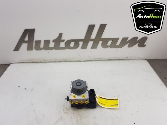 ABS pump from a Renault Clio IV Estate/Grandtour (7R) 1.5 Energy dCi 110 FAP 2018