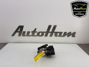 Used Rear brake calliper, left Volkswagen Passat (3G2) 1.6 TDI 16V Price € 75,00 Margin scheme offered by AutoHam