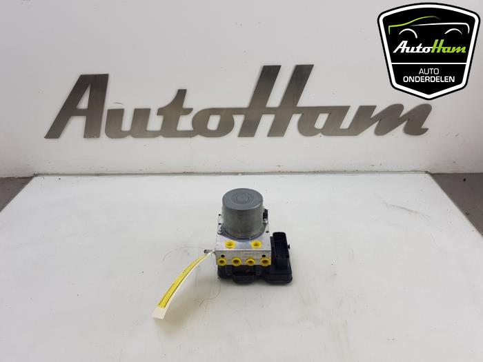 ABS pump from a Renault Clio V (RJAB) 1.0 TCe 90 12V 2021