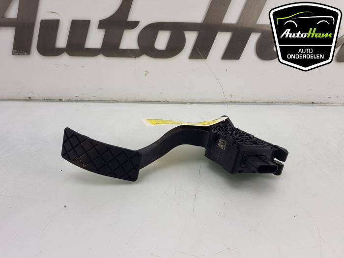 Accelerator pedal from a Volkswagen Polo VI (AW1) 1.0 TSI 12V 2021