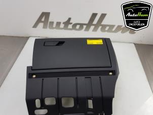 Usagé Boîte à gants Audi A3 Sportback (8YA) 1.0 30 TFSI 12V Mild hybrid Prix € 75,00 Règlement à la marge proposé par AutoHam