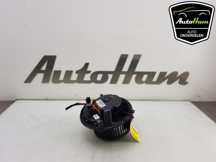 Heating and ventilation fan motor from a Seat Leon (KLB) 1.5 eTSI 16V 2020