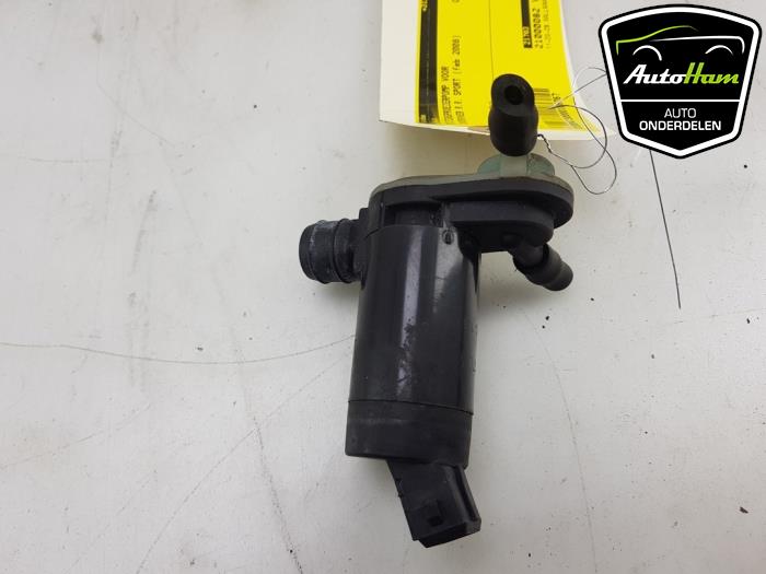 Windscreen washer pump from a Land Rover Range Rover Sport (LS) 2.7 TDV6 24V 2008