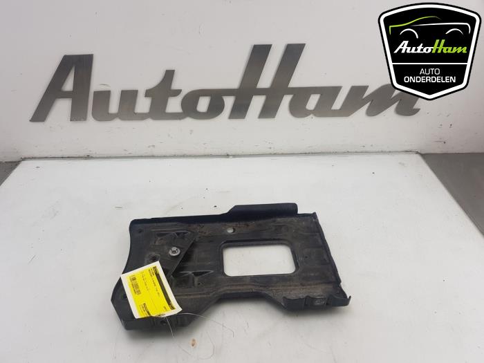 Begagnade Batterilåda Mercedes E (R207) E-250 CGI 16V BlueEfficiency Pris € 15,00 Marginaltabell erbjuds av AutoHam