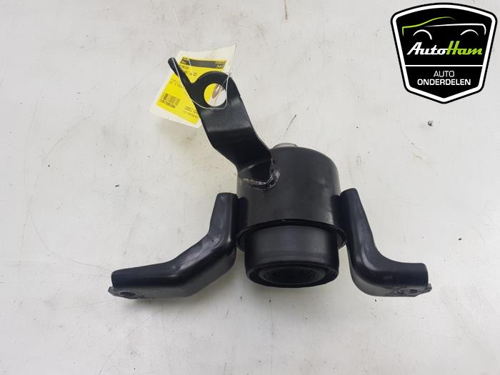 Engine mount from a Toyota Yaris III (P13) 1.5 16V Dual VVT-iE 2020