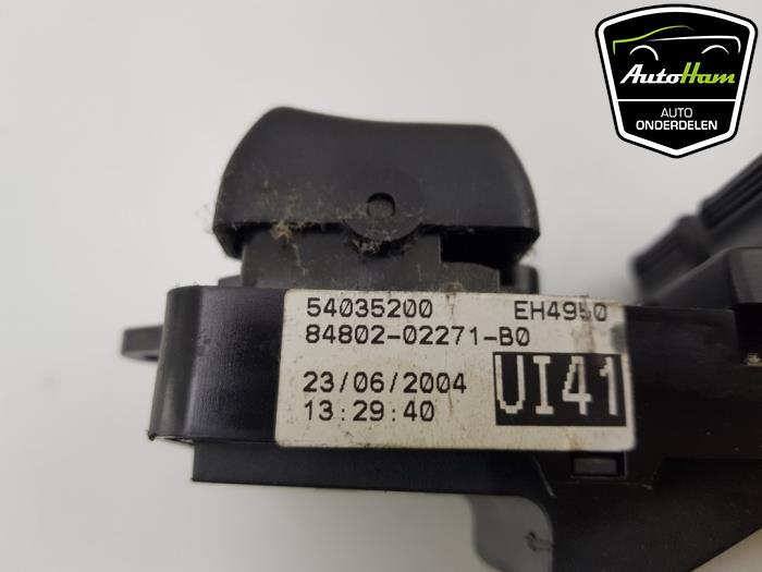 Electric window switch from a Toyota Corolla (E12) 1.6 16V VVT-i 2004