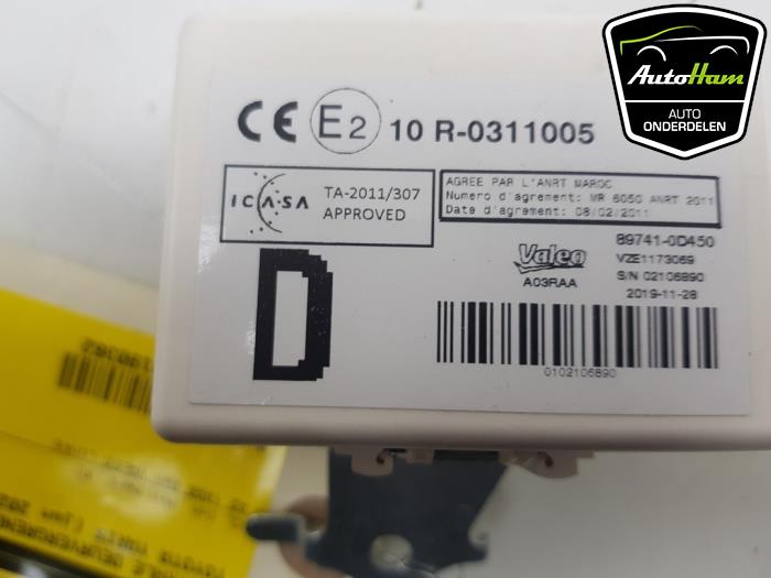Central door locking module from a Toyota Yaris III (P13) 1.5 16V Dual VVT-iE 2020