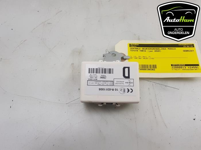 Central door locking module from a Toyota Yaris III (P13) 1.5 16V Dual VVT-iE 2020