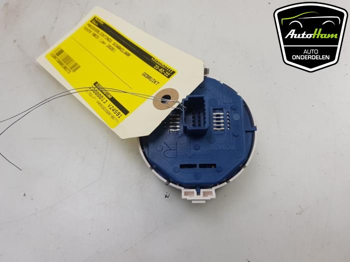Panic lighting switch from a Toyota Yaris III (P13) 1.5 16V Dual VVT-iE 2020