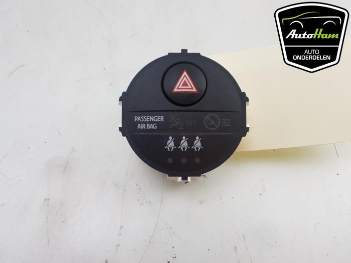 Panic lighting switch from a Toyota Yaris III (P13) 1.5 16V Dual VVT-iE 2020