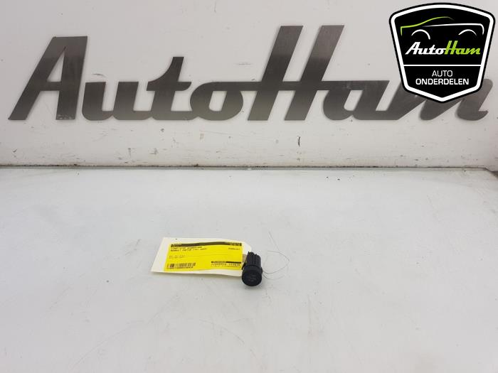 Używane Przelacznik Start/Stop Renault Captur II (RJB) 1.3 TCE 130 16V Cena € 15,00 Procedura marży oferowane przez AutoHam