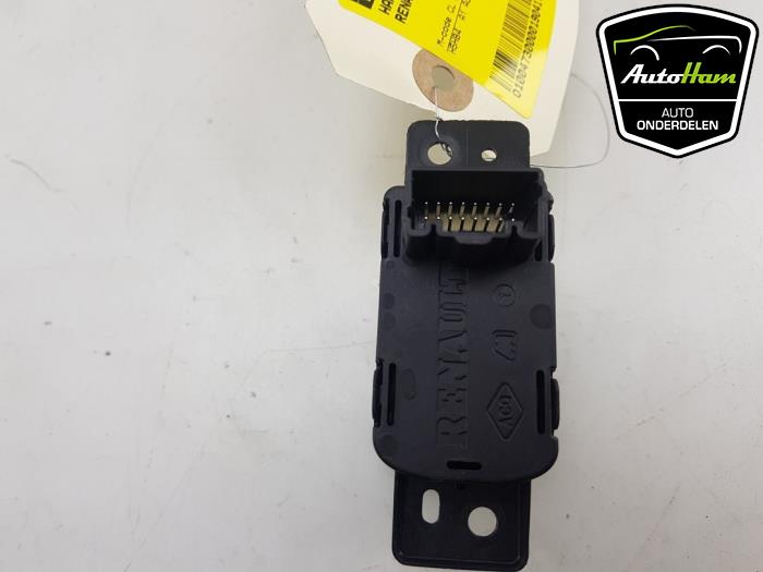 Parking brake switch from a Renault Captur II (RJB) 1.3 TCE 130 16V 2020