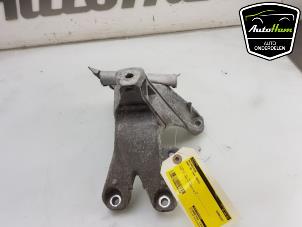 Engine mount from a Audi A4 (B8) 2.0 eTDI 16V 2013