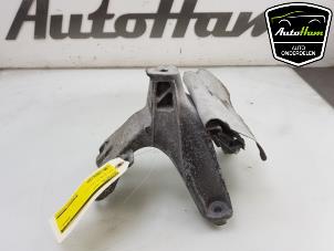 Engine mount from a Audi A4 (B8) 2.0 eTDI 16V 2013