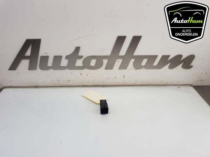 Begagnade Relä Volkswagen Arteon (3HAB) 1.5 TSI 16V Pris € 10,00 Marginaltabell erbjuds av AutoHam