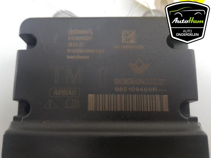 Airbag Module from a Renault Clio V (RJAB) 1.0 TCe 100 12V 2020
