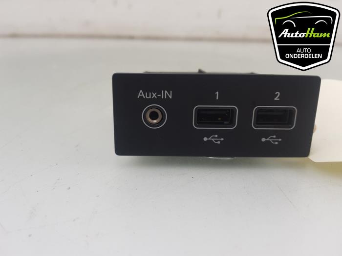 AUX / USB connection from a Renault Clio V (RJAB) 1.0 TCe 100 12V 2020