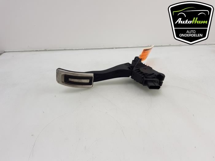 Accelerator pedal from a Volkswagen Touran (5T1) 1.4 TSI 2018