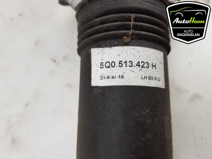 Rear shock absorber, left from a Volkswagen Touran (5T1) 1.4 TSI 2018