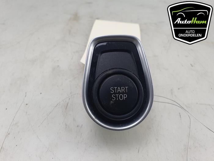 Start/Stopp Schalter van een BMW 1 serie (F40) 118i 1.5 TwinPower 12V 2020