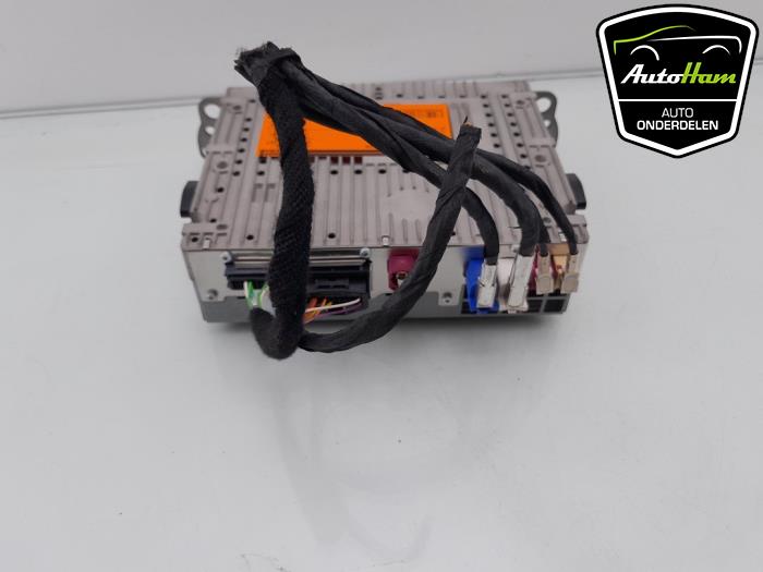 Multi-media control unit from a BMW 1 serie (F40) 118i 1.5 TwinPower 12V 2020