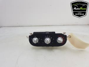 Usados Panel de control de calefacción Renault Twingo II (CN) 1.2 16V Precio € 25,00 Norma de margen ofrecido por AutoHam