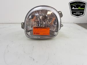 Używane Reflektor lewy Renault Twingo (C06) 1.2 Cena € 30,00 Procedura marży oferowane przez AutoHam