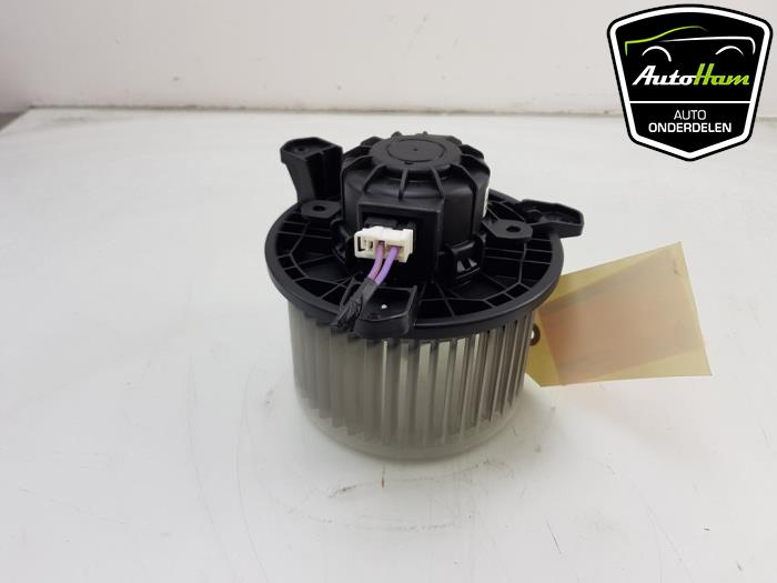 Heating and ventilation fan motor from a Opel Karl 1.0 12V 2018