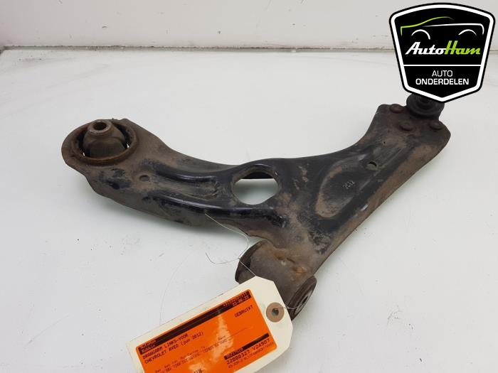 Front wishbone, left from a Daewoo Aveo 1.3 D 16V 2012