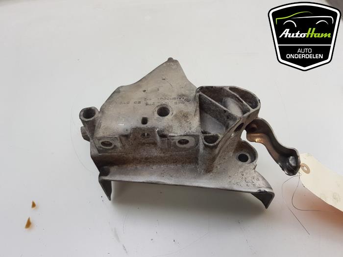 Engine mount from a Seat Leon (5FB) 1.4 TSI ACT 16V 2018