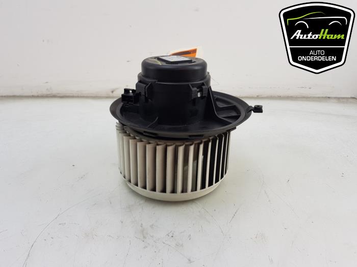Heating and ventilation fan motor from a Alfa Romeo 147 (937) 1.9 JTDM 2008