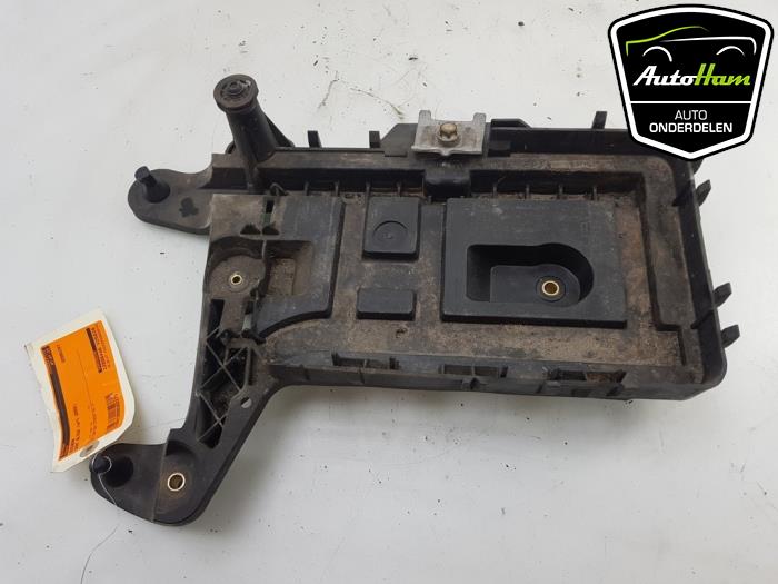Battery box from a Seat Altea XL (5P5) 1.4 TSI 16V 2008