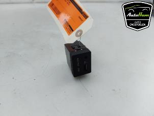 Usagé Connexion USB Kia Cee'd Sporty Wagon (EDF) 1.4 16V Prix € 20,00 Règlement à la marge proposé par AutoHam
