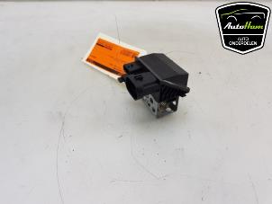 Used Cooling fan resistor Renault Clio V (RJAB) 1.6 E-Tech 140 16V Price € 30,00 Margin scheme offered by AutoHam