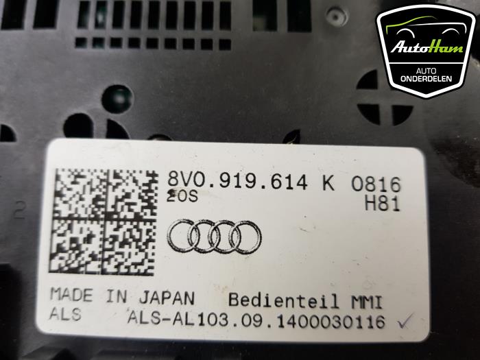 Panel de control de radio de un Audi A3 Limousine (8VS/8VM) 2.0 TDI 16V 2015