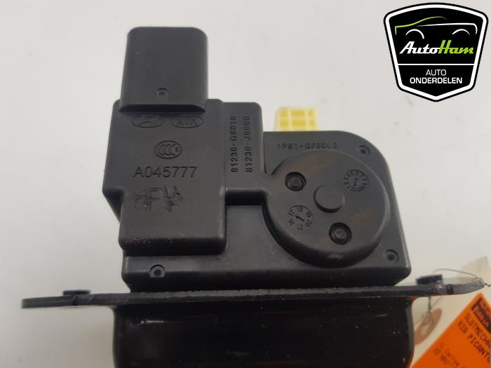 Tailgate lock mechanism from a Kia Picanto (JA) 1.0 12V 2017