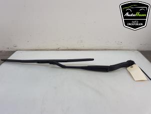 Used Front wiper arm Nissan Qashqai (J12) 1.3 DIG-T MHEV 16V Price € 30,00 Margin scheme offered by AutoHam