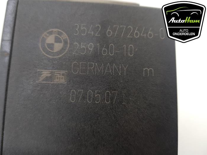 Accelerator pedal from a BMW 3 serie (E90) 320d 16V 2007