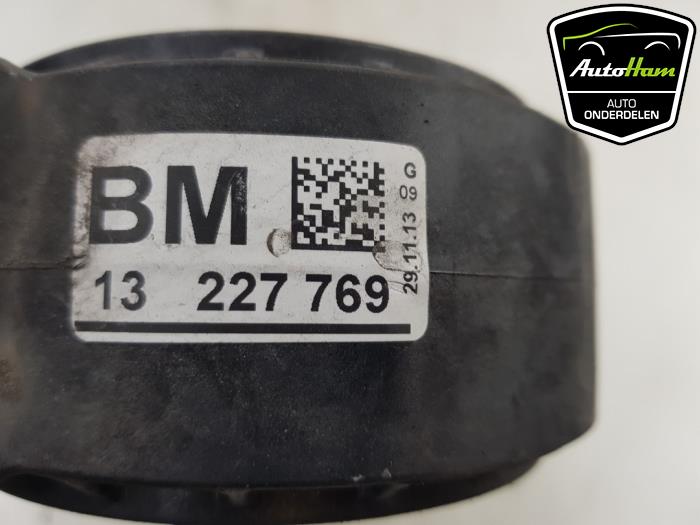 Engine mount from a Opel Insignia Sports Tourer 2.0 CDTI 16V 120 ecoFLEX 2014
