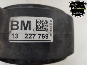 Engine mount from a Opel Insignia Sports Tourer 2.0 CDTI 16V 120 ecoFLEX 2014