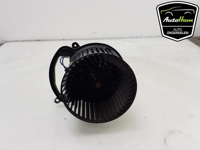 Heating and ventilation fan motor from a Renault Megane IV Estate (RFBK) 1.5 Energy dCi 110 2018